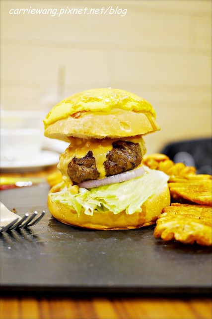【台中漢堡推薦】What&#8217;s Burger。用酥皮波蘿麵包做的漢堡，牛肉厚實又啾西，義大利麵也很好吃 @飛天璇的口袋