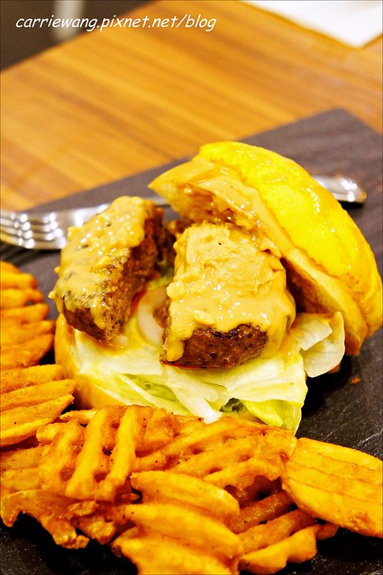 【台中漢堡推薦】What&#8217;s Burger。用酥皮波蘿麵包做的漢堡，牛肉厚實又啾西，義大利麵也很好吃 @飛天璇的口袋