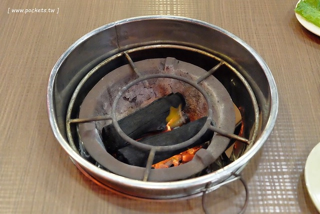 台中西屯｜霸味羊肉爐．中科商圈羊肉爐，使用炭火加熱薑母鴨湯頭 @飛天璇的口袋