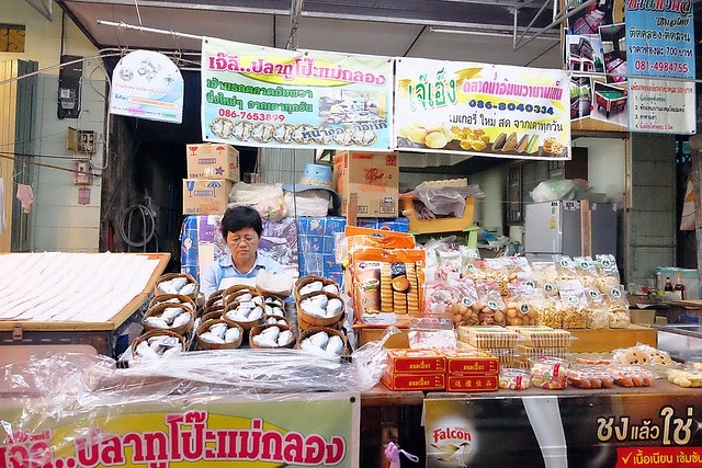 泰國安帕瓦｜安帕瓦水上市場｜每個星期五、六、日才出沒的夜市，泰國自由行最愛的景點之一，品嚐Chalsamran Amphawa ร้านอาหารเจ้าสำราญ晚餐 @飛天璇的口袋