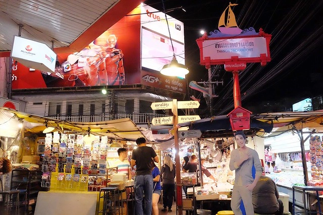 泰國華欣｜華欣夜市Chatchai Night Market｜到華欣必逛的夜市，小吃美食集中，衣服配件便宜，還有很多必買必吃 @飛天璇的口袋