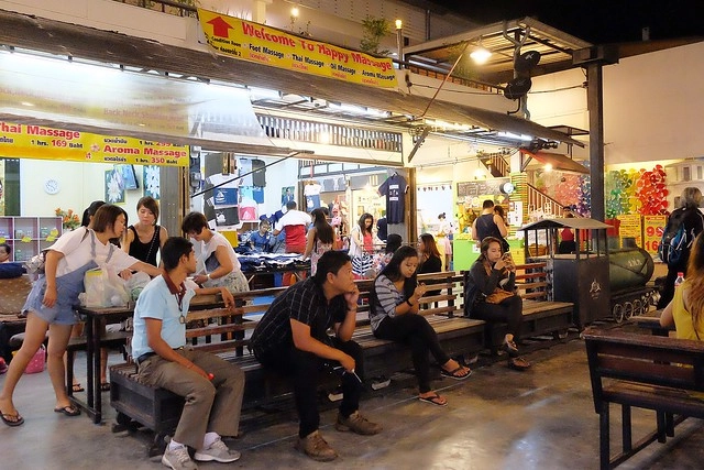 泰國華欣｜華欣夜市Chatchai Night Market｜到華欣必逛的夜市，小吃美食集中，衣服配件便宜，還有很多必買必吃 @飛天璇的口袋
