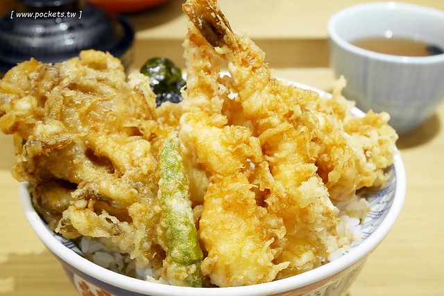 金子半之助｜號稱日本第一天丼，台北車站二樓美食，料多到滿個爆出來了，好吃但是吃完會小膩 @飛天璇的口袋