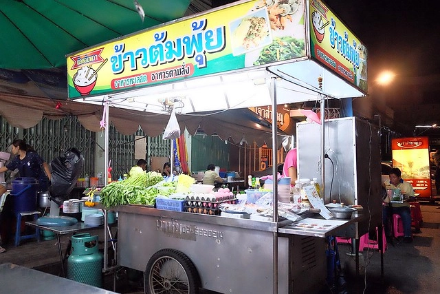 泰國安帕瓦｜安帕瓦水上市場｜每個星期五、六、日才出沒的夜市，泰國自由行最愛的景點之一，品嚐Chalsamran Amphawa ร้านอาหารเจ้าสำราญ晚餐 @飛天璇的口袋