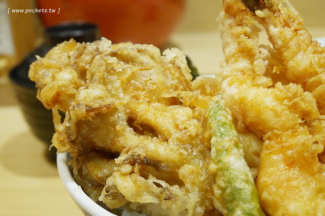 金子半之助｜號稱日本第一天丼，台北車站二樓美食，料多到滿個爆出來了，好吃但是吃完會小膩 @飛天璇的口袋