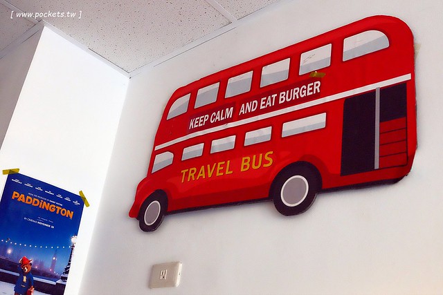 漢堡巴士 Burger Bus：充滿英國風情的早午餐店，鄰近東區旱溪夜市，一樓有不定期攝影展展出，還有許多可愛的小巴士模型 @飛天璇的口袋