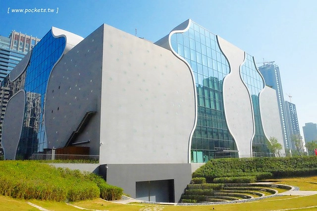 【台中西屯】台中國家歌劇院：伊東豊雄的現代建築，以自然為主題，結合劇院、商場、餐廳和空中花園 @飛天璇的口袋