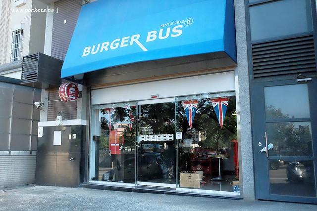漢堡巴士 Burger Bus：充滿英國風情的早午餐店，鄰近東區旱溪夜市，一樓有不定期攝影展展出，還有許多可愛的小巴士模型 @飛天璇的口袋