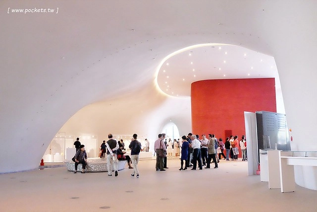 【台中西屯】台中國家歌劇院：伊東豊雄的現代建築，以自然為主題，結合劇院、商場、餐廳和空中花園 @飛天璇的口袋