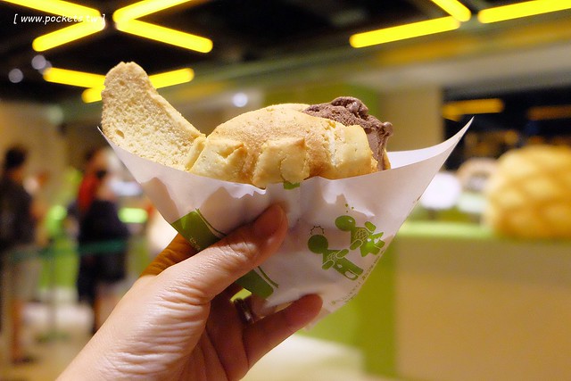 世界第二好吃的現烤冰淇淋菠蘿麵包┃台中西屯美食：東京超人氣散策甜食進駐台中新光三越百貨，只有香草、抹茶和巧克力三種口味，日本台灣口味不負責任比一比 @飛天璇的口袋