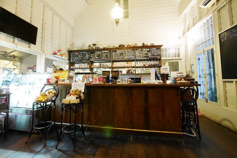 泰國清萊｜Chivit Thamma Da Coffee House(ชีวิตธรรมดา)｜清萊最美的河畔餐廳，充滿歐洲鄉村風格，下午茶悠閒的好地方 @飛天璇的口袋