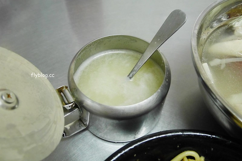 台中北屯｜巧緣炒麵．台中在地20年的好味道，綜合湯料多味美很有誠意 @飛天璇的口袋