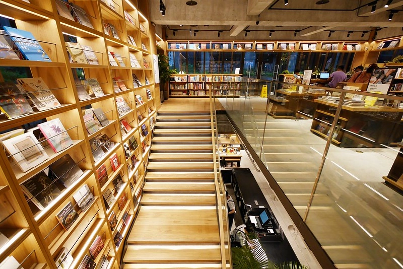 台中蔦屋書店｜全球20間最美的書店之一，結合書局和餐廳美食，還有獨家沖繩Doug’s Burger漢堡 @飛天璇的口袋