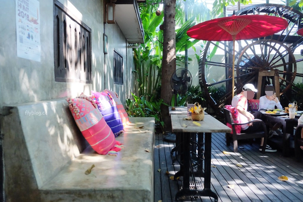 泰國清邁｜Fahtara Coffee，充滿蘭納風情的庭園咖啡館，tripadvisor古城區超人氣美食餐廳推薦 @飛天璇的口袋