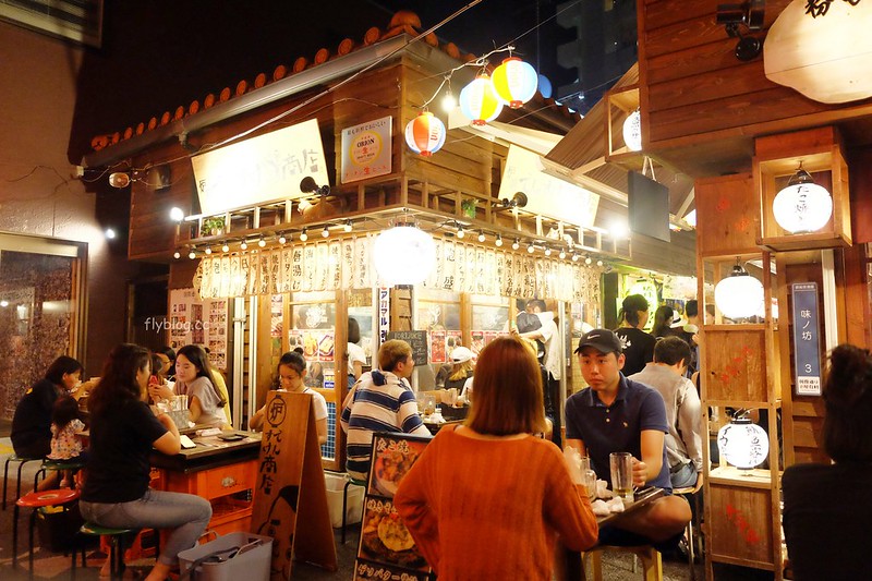 日本沖繩｜國際通屋台村｜超過20家居酒屋任你選擇，在沖繩也可以體驗在地路邊喝酒文化 @飛天璇的口袋