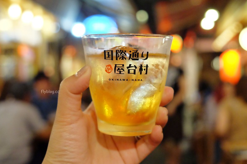 日本沖繩｜國際通屋台村｜超過20家居酒屋任你選擇，在沖繩也可以體驗在地路邊喝酒文化 @飛天璇的口袋