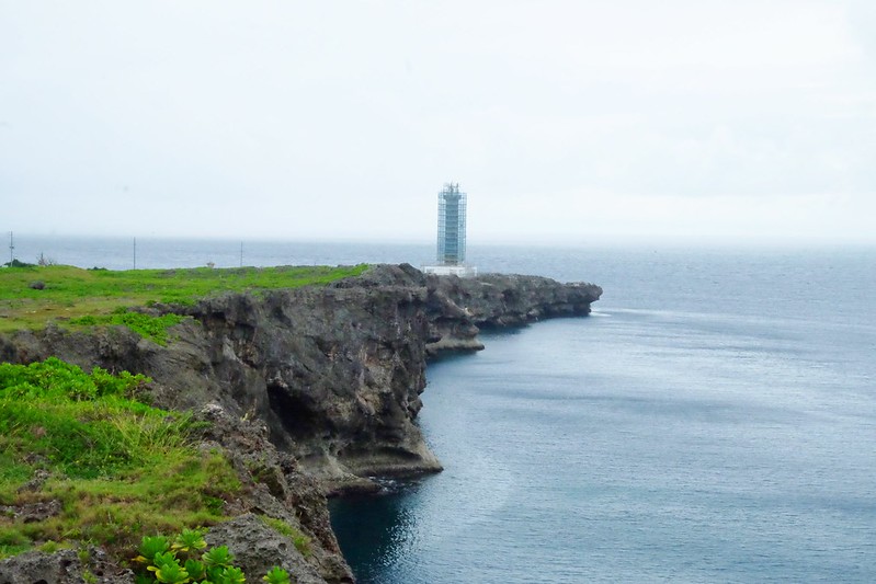 日本沖繩｜殘波岬燈塔｜沖繩本島最西邊的夕陽美景，綿延2公里的天然斷崖，品嚐著名的Blue Seal冰淇淋 @飛天璇的口袋