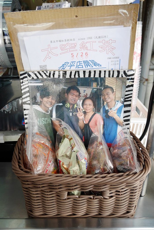 台中西區｜太空紅茶冰，在地超過50年的紅茶攤，用塑膠袋提著喝復古味十足 @飛天璇的口袋
