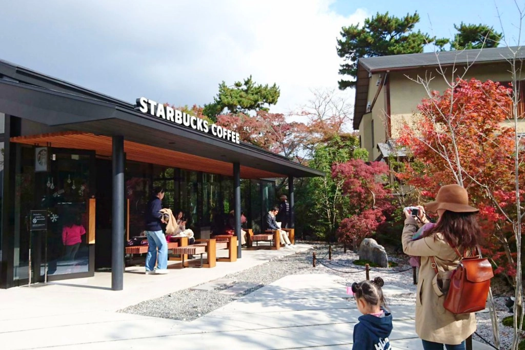 日本京都｜六角堂 X 星巴克｜日本Starbucks特色店，坐在落地窗前欣賞千年佛寺櫻花美景 @飛天璇的口袋