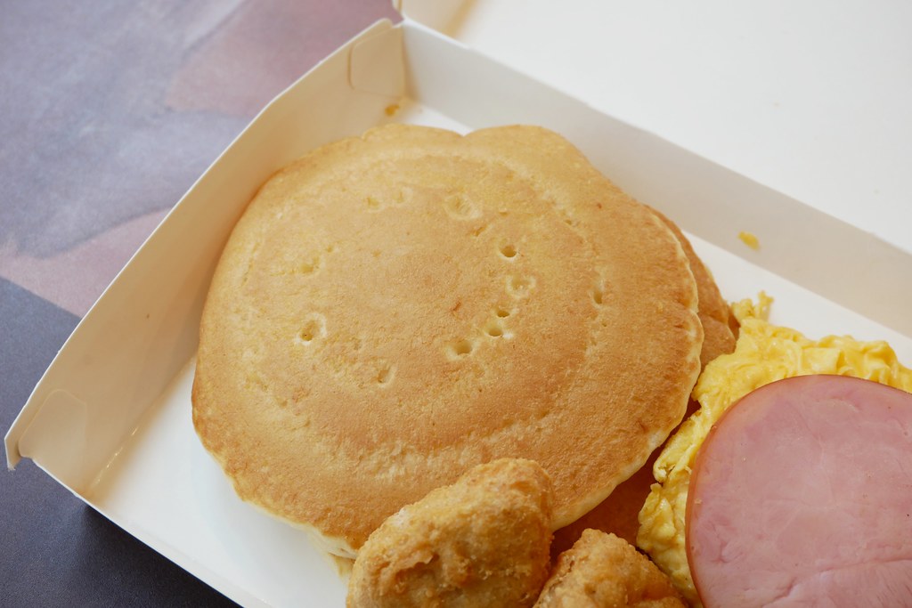 麥當勞．台中崇德二店：用鬆餅大早餐與孩子一起度過愜意美好的晨間時光，24小時營業不打烊還有得來速超方便 @飛天璇的口袋