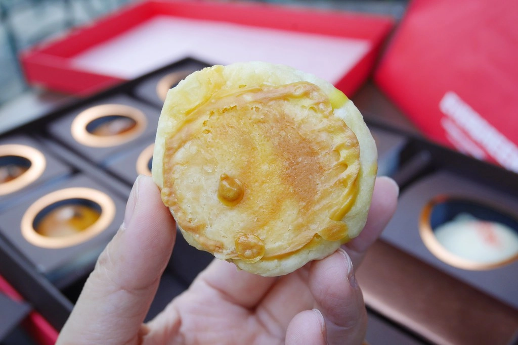 長榮桂冠蛋黃酥｜全國酥皮月餅評比第一名，中秋月餅送禮的好選擇 @飛天璇的口袋