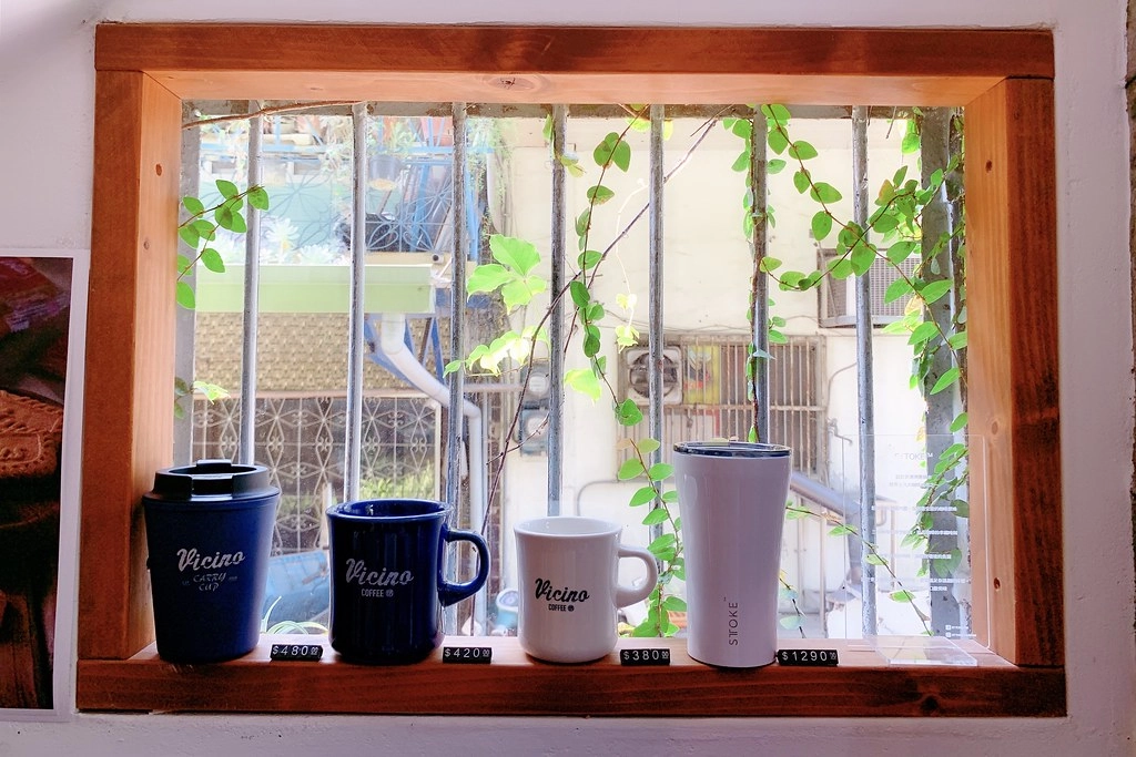 右舍咖啡｜森林系玻璃落地窗右舍咖啡館，咖啡甜點都很優質，老宅改建超人氣咖啡館 @飛天璇的口袋