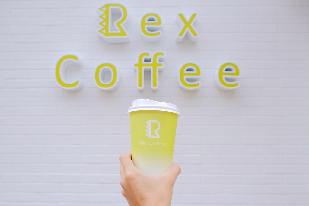 Rex Coffee瑞克斯咖啡｜純白極簡現代風建築，使用勞斯萊斯級的La Marzocco咖啡機，奶蓋、拿鐵系列外送銅板價 @飛天璇的口袋