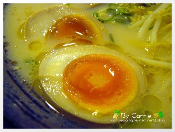 【台中日式拉麵】大海豚骨拉麵。黃金蛋很好吃 @飛天璇的口袋