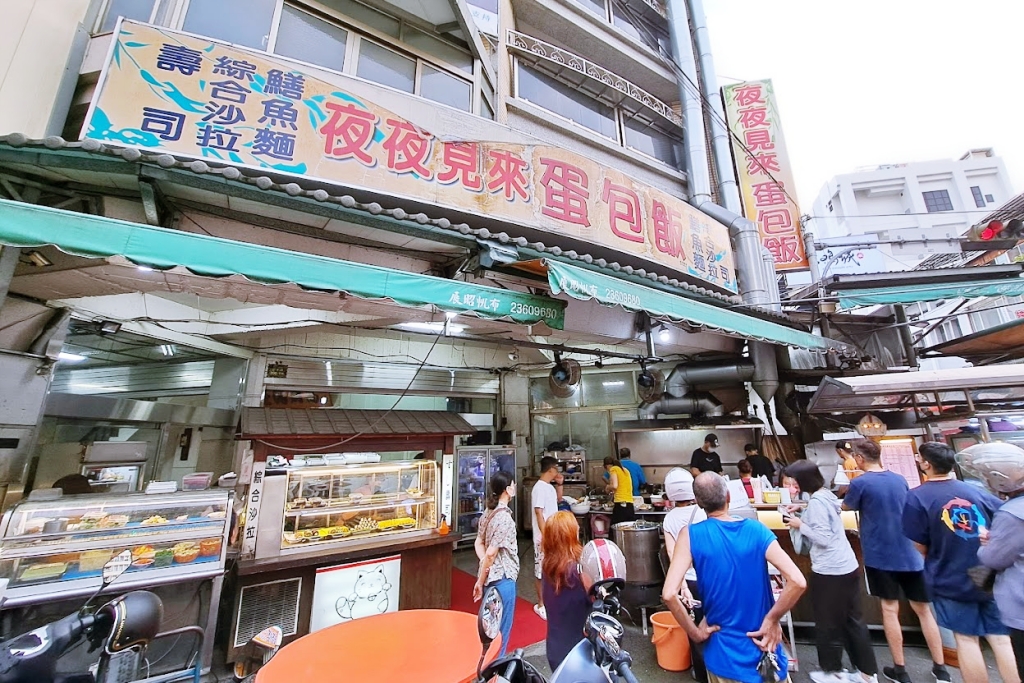 台中南區｜月月見來蛋包飯．忠孝夜市評價兩極，生意很好的蛋包飯 @飛天璇的口袋
