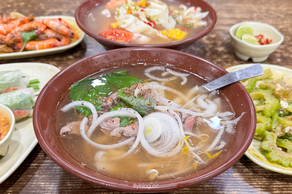 台中東區｜裴越南小吃．平價美味越南料理推薦！生菜春捲、黃皮煎蛋必點，CP值爆表 @飛天璇的口袋