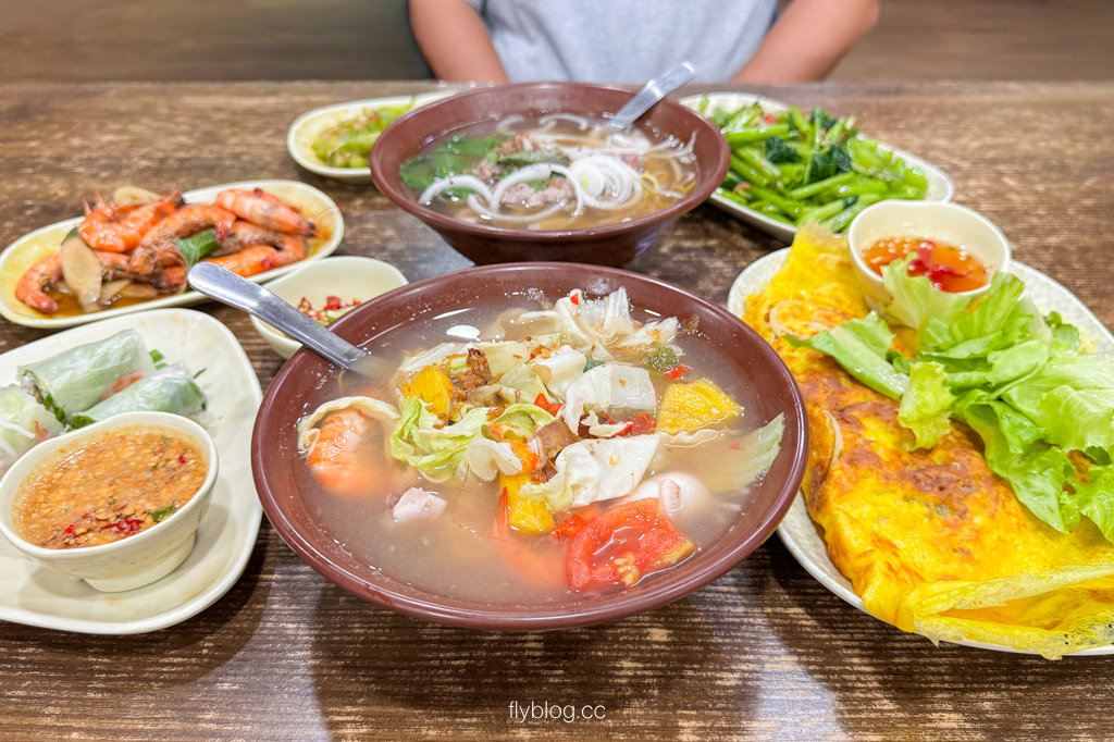 台中東區｜裴越南小吃．平價美味越南料理推薦！生菜春捲、黃皮煎蛋必點，CP值爆表 @飛天璇的口袋