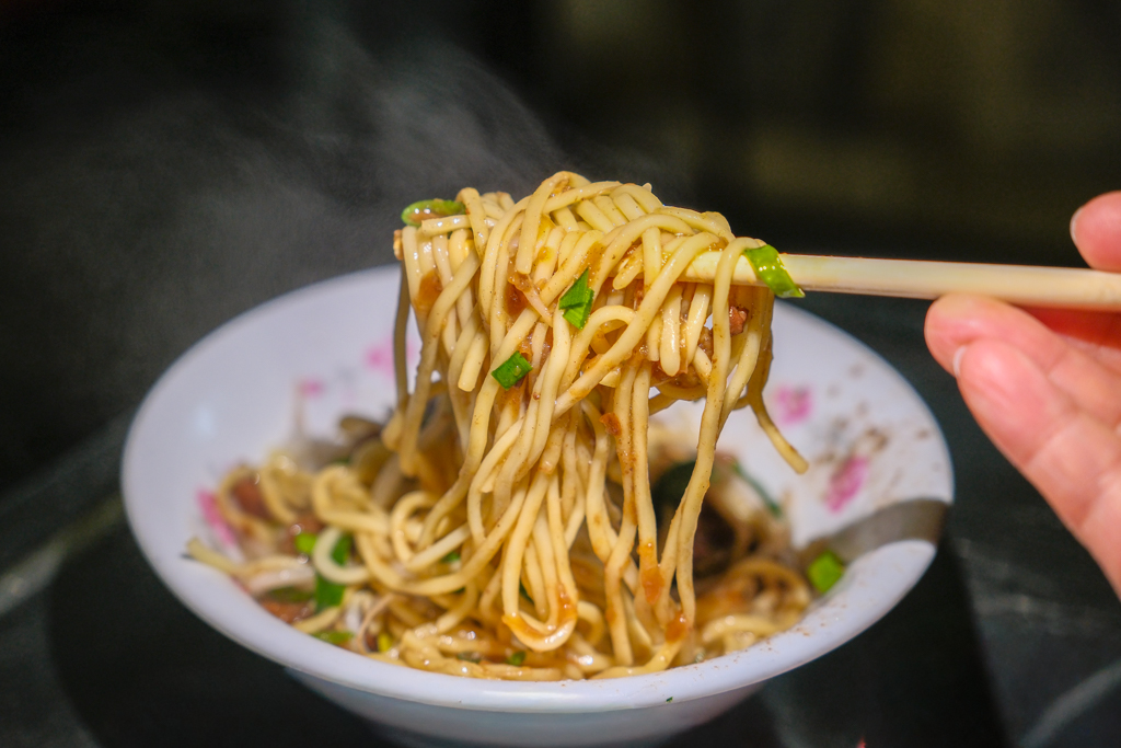 台中北屯｜阿春麵担．北屯國小地下道旁，默默經營60年的麵店 @飛天璇的口袋