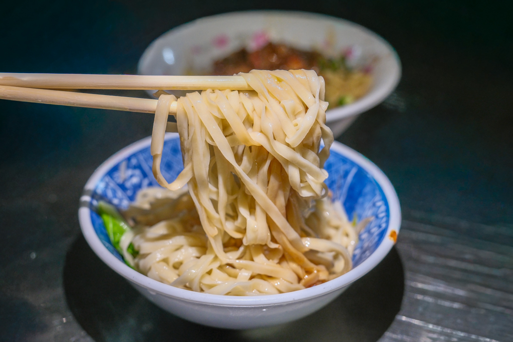 台中北屯｜阿春麵担．北屯國小地下道旁，默默經營60年的麵店 @飛天璇的口袋