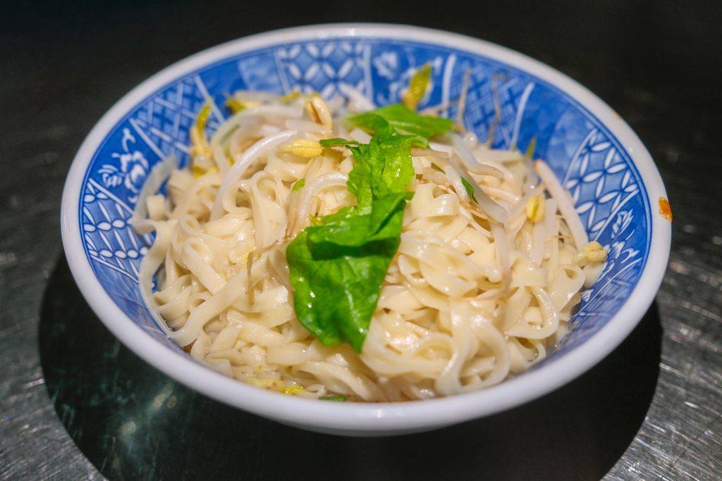 台中北屯｜阿春麵担．北屯國小地下道旁，默默經營60年的麵店 @飛天璇的口袋