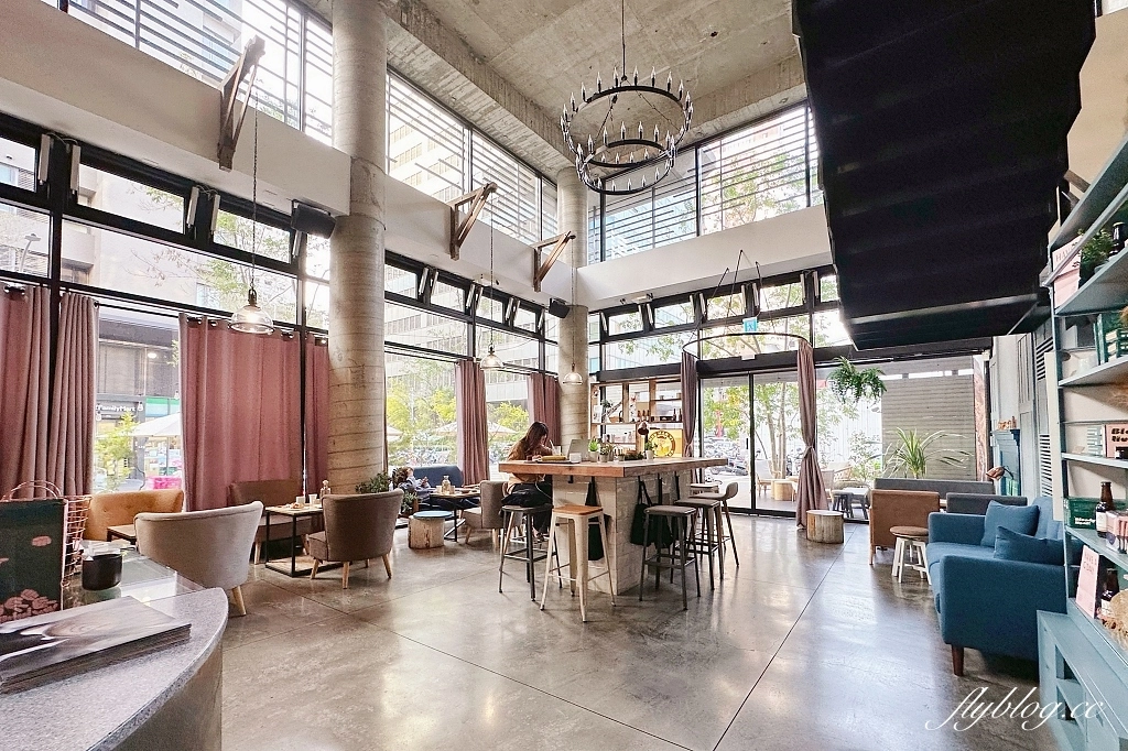 台中北屯｜憲賣咖啡熱河店，充滿現代感的舒適環境，樓中樓的挑高設計空間 @飛天璇的口袋