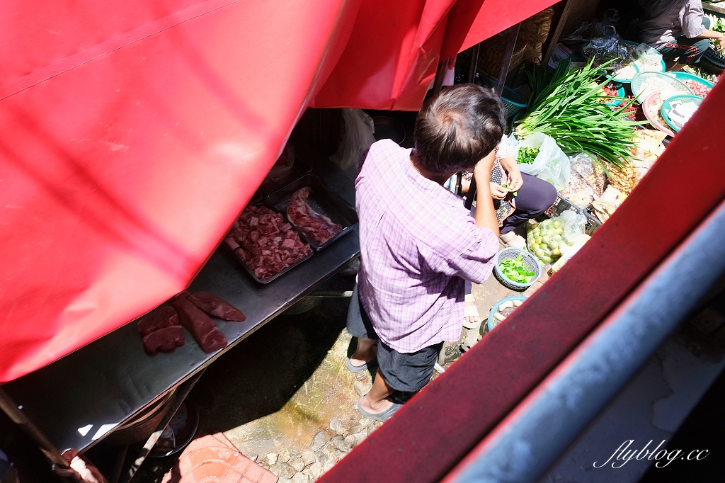 泰國曼谷｜美功鐵道市場 Maeklong．曼谷近郊一日遊必訪景點，火車經過攤販特殊求生之道 @飛天璇的口袋