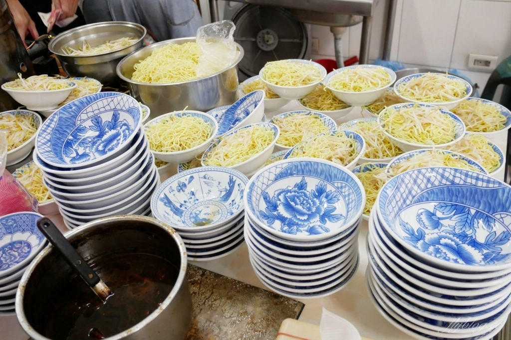 台中中區｜阿坤麵，台中米其林必比登推薦，超過50年歷史的銅板美食 @飛天璇的口袋