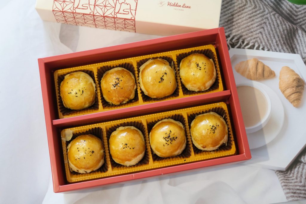 【台中西區】窩巷蛋黃酥：可愛的花窗中秋禮盒，品嚐一期一會的感動 @飛天璇的口袋