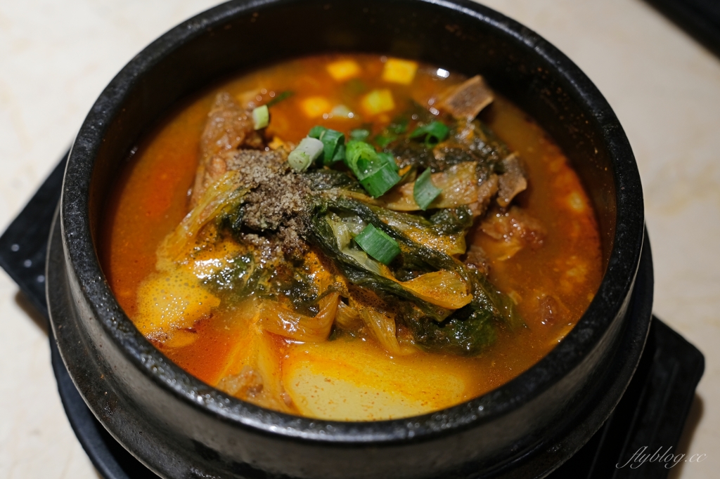 【台中北區】上岩阿哲西韓式料理，一個人也可以品嚐韓式料理，部隊鍋、馬鈴薯鍋和辣豆腐鍋都吃得到 @飛天璇的口袋