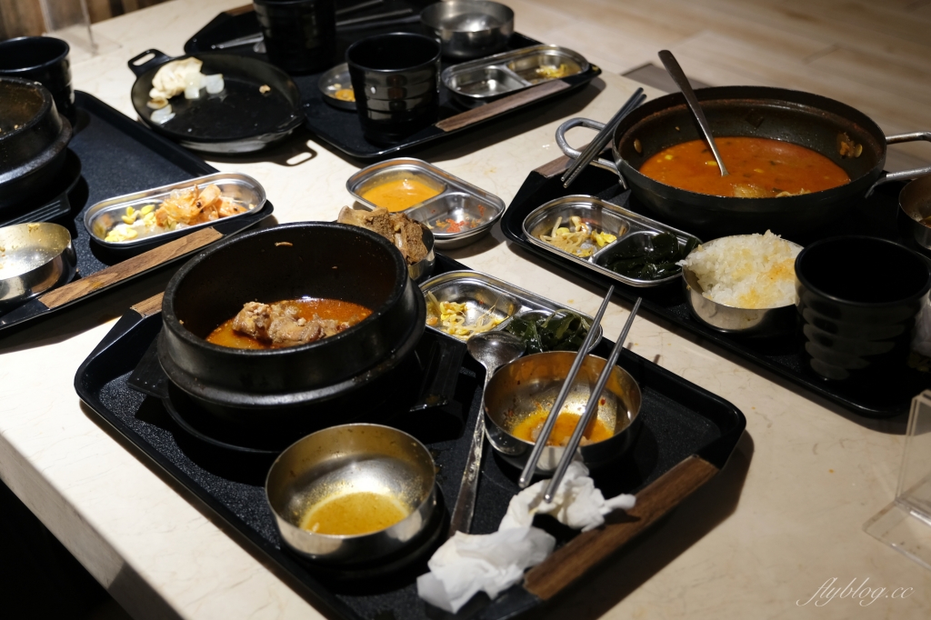 【台中北區】上岩阿哲西韓式料理，一個人也可以品嚐韓式料理，部隊鍋、馬鈴薯鍋和辣豆腐鍋都吃得到 @飛天璇的口袋