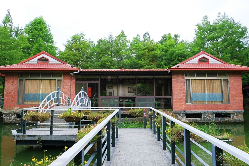 土角厝水上庭園餐廳｜擁有自然景觀的「土角厝」，在旋轉餐廳品嚐親家母料理 @飛天璇的口袋