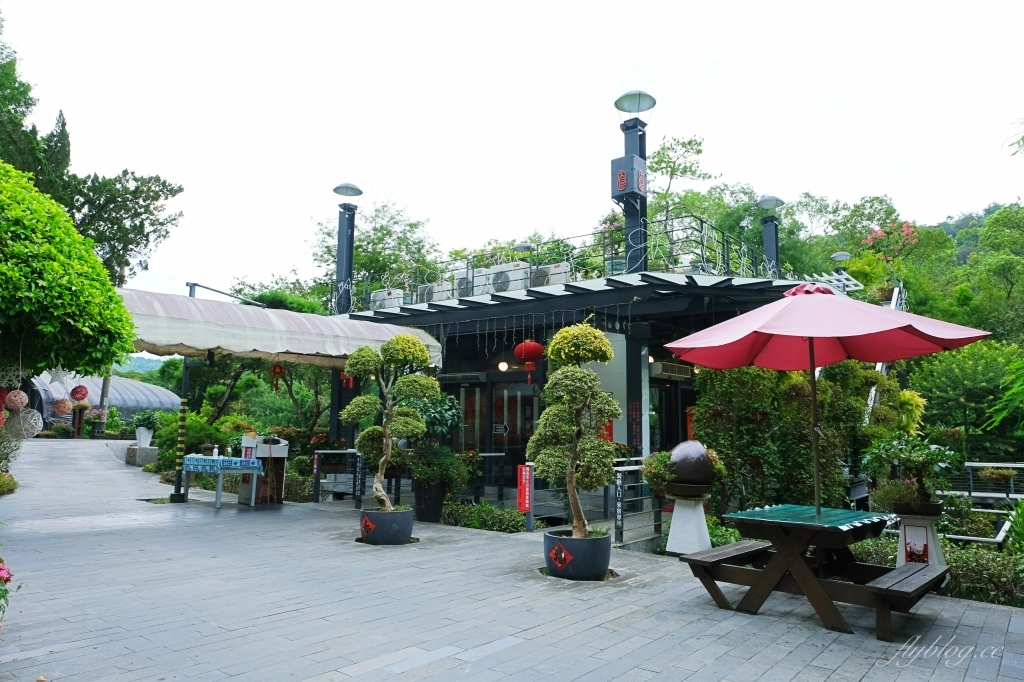 土角厝水上庭園餐廳｜擁有自然景觀的「土角厝」，在旋轉餐廳品嚐親家母料理 @飛天璇的口袋