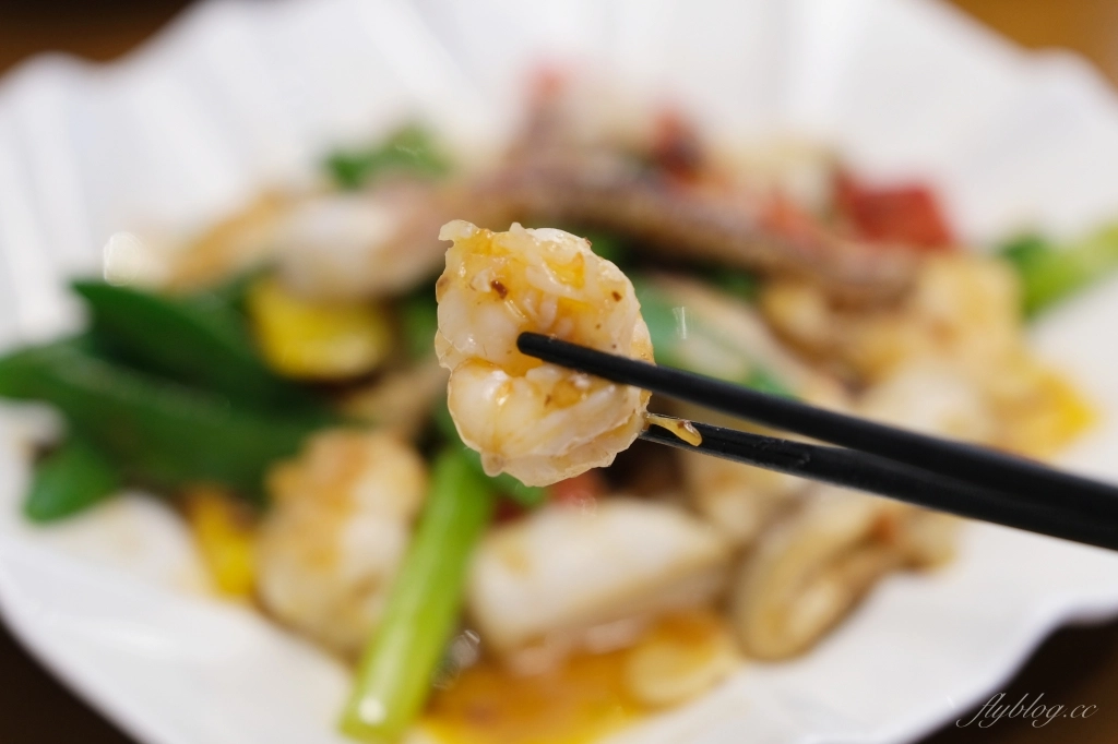 鴻龍宴餐廳：到碼頭吃活蝦料理，整艘大船開進餐廳 @飛天璇的口袋