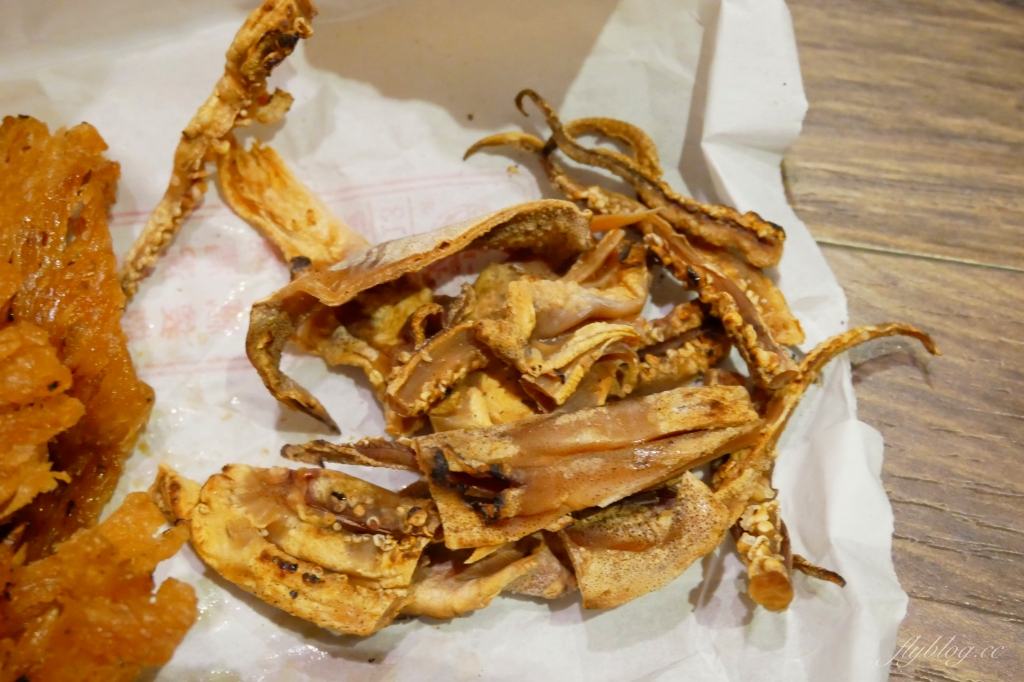 【嘉義西區】開心魷碳烤乾魷魚，文化夜市在地60年的古早味，現點現烤的碳烤魷魚 @飛天璇的口袋