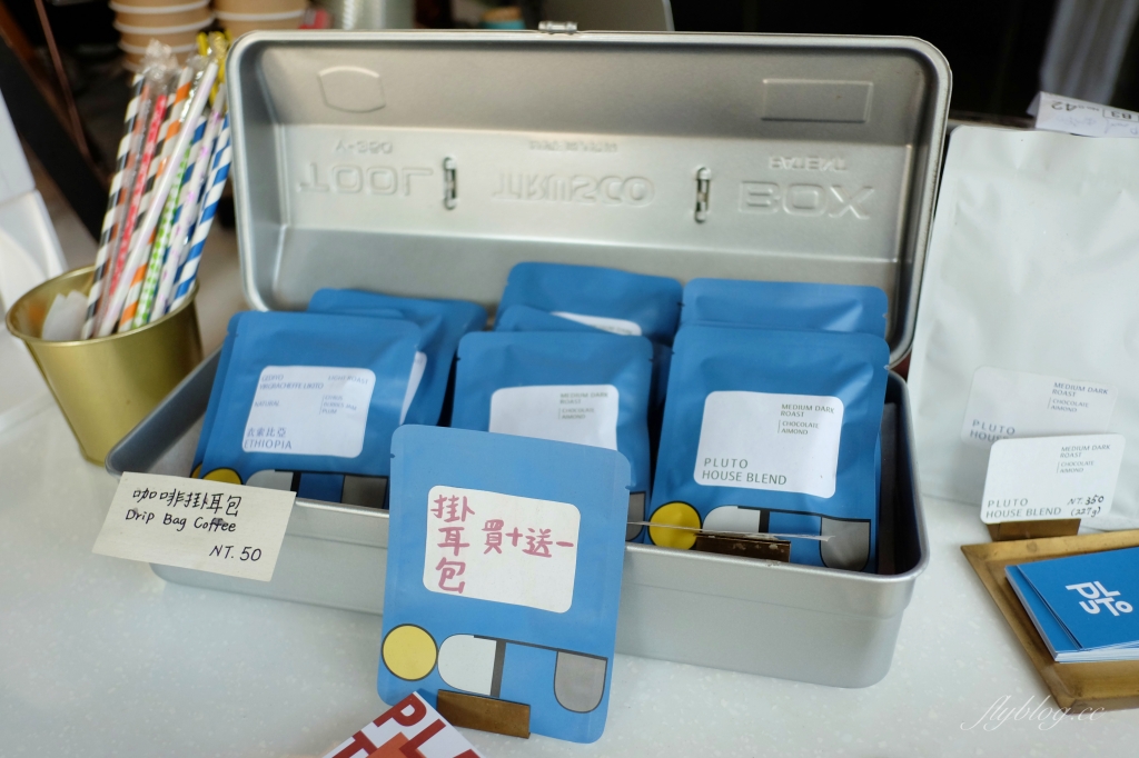 Pluto Espressoria｜台中Ikea附近藍色早午餐咖啡館，網友推薦肉桂捲好吃 @飛天璇的口袋