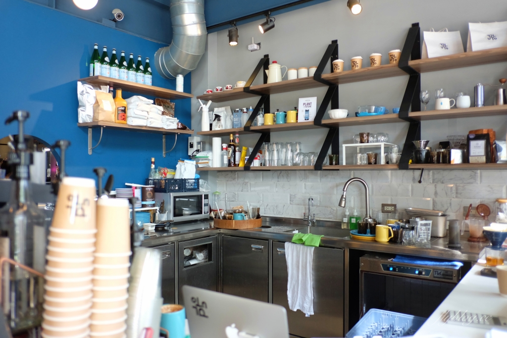 Pluto Espressoria｜台中Ikea附近藍色早午餐咖啡館，網友推薦肉桂捲好吃 @飛天璇的口袋