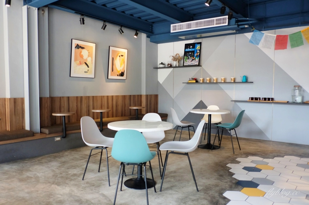【台中南屯】Pluto Espressoria：台中Ikea附近藍色早午餐咖啡館，網友推薦肉桂捲好吃 @飛天璇的口袋