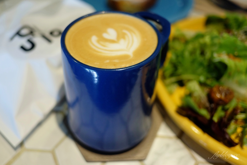 【台中南屯】Pluto Espressoria：台中Ikea附近藍色早午餐咖啡館，網友推薦肉桂捲好吃 @飛天璇的口袋