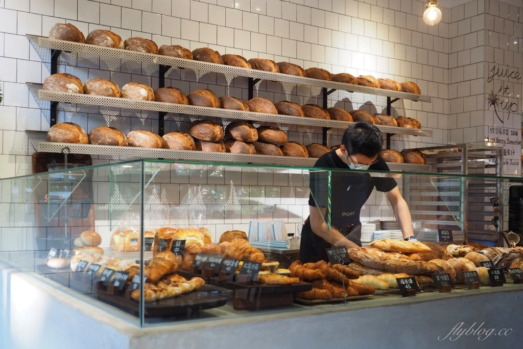 多爾法式烘焙｜台中七期漂亮有質感的麵包店，早午餐和肉桂捲都推薦 @飛天璇的口袋