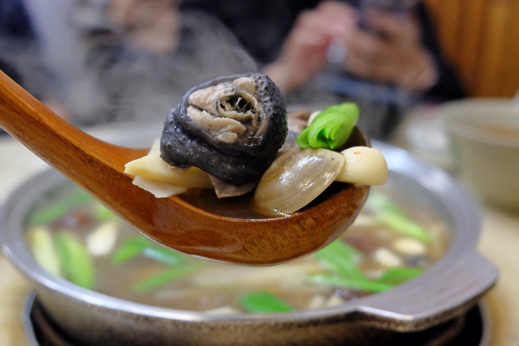 【台中北區】冠鴻羊雞城，堅持使用炭火的好味道，還有古早味的魷魚螺肉蒜 @飛天璇的口袋